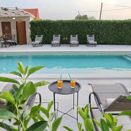 Tereza Villa *